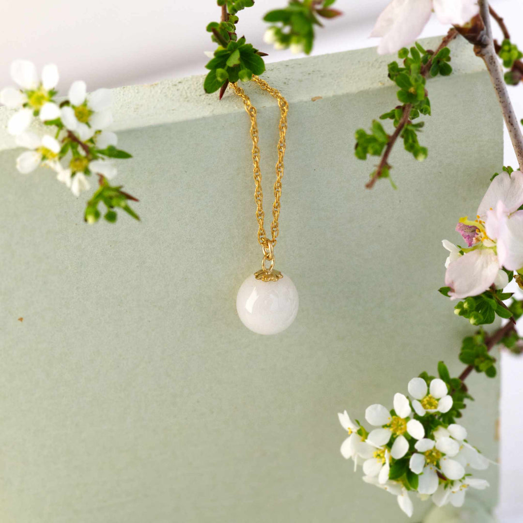 Feminine Pearl Necklace