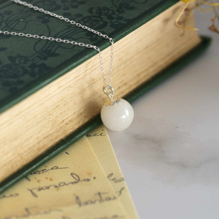 Feminine Pearl Necklace