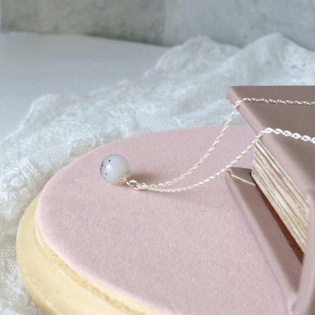 Feminine Pearl Necklace