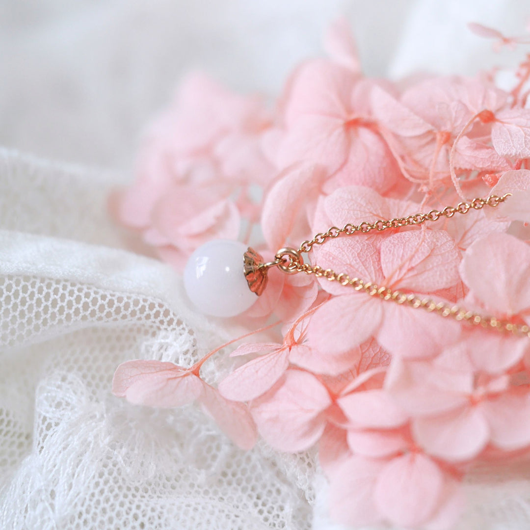 Feminine Pearl Necklace