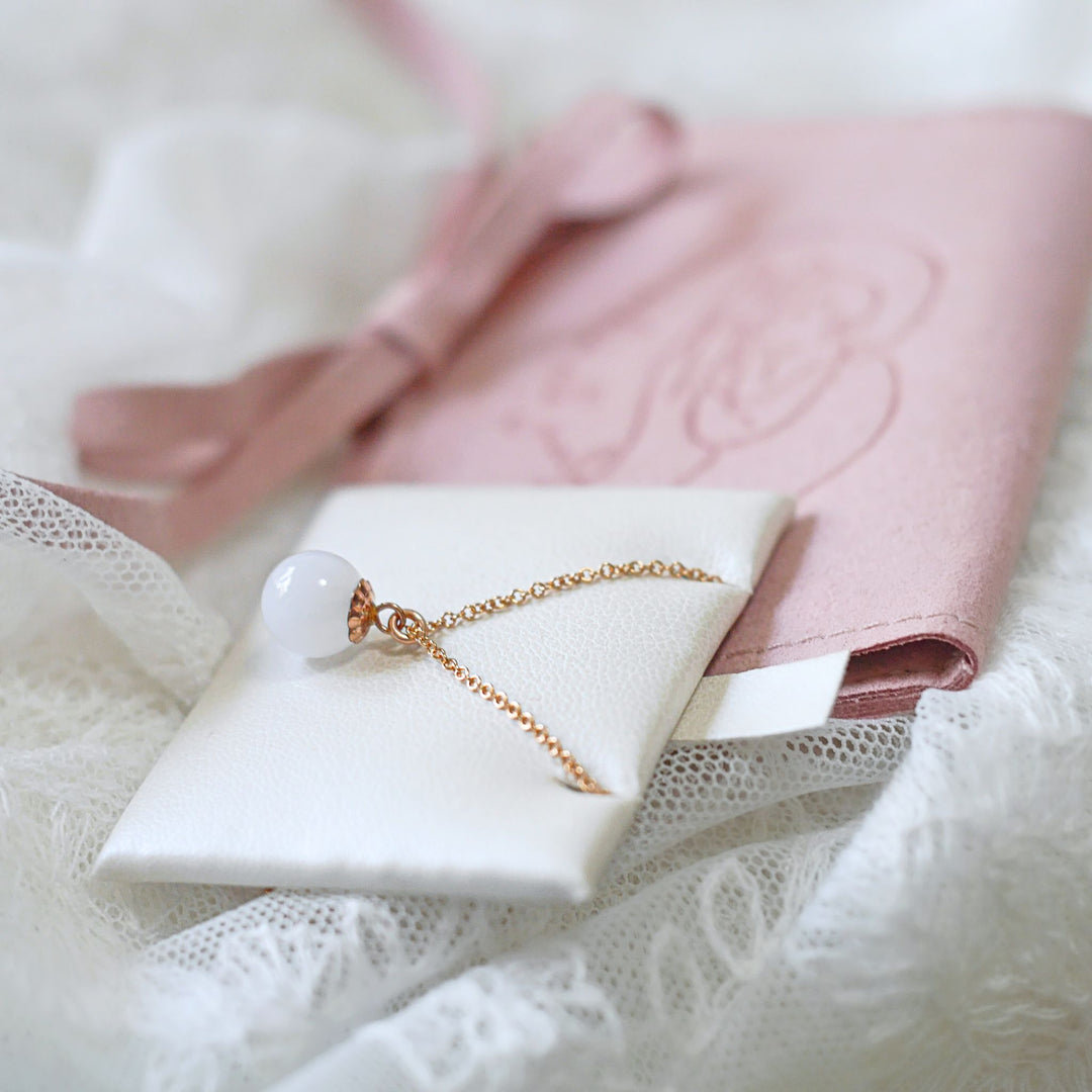 Feminine Pearl Necklace