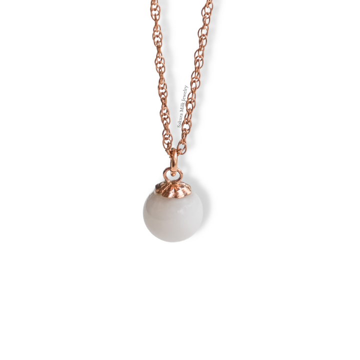 Feminine Pearl Necklace